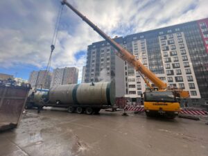 Подъём ёмкости краном