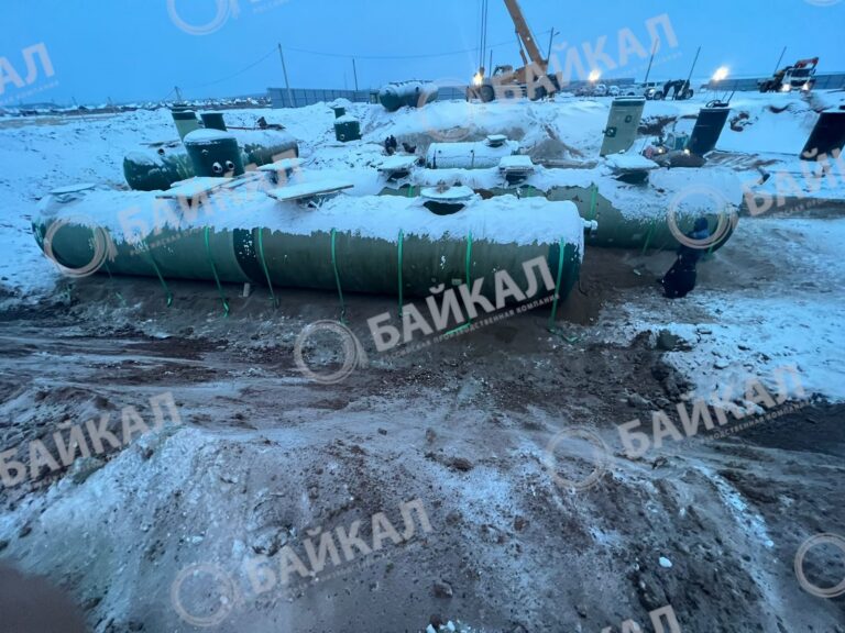 Ёмкости на площадке зимой